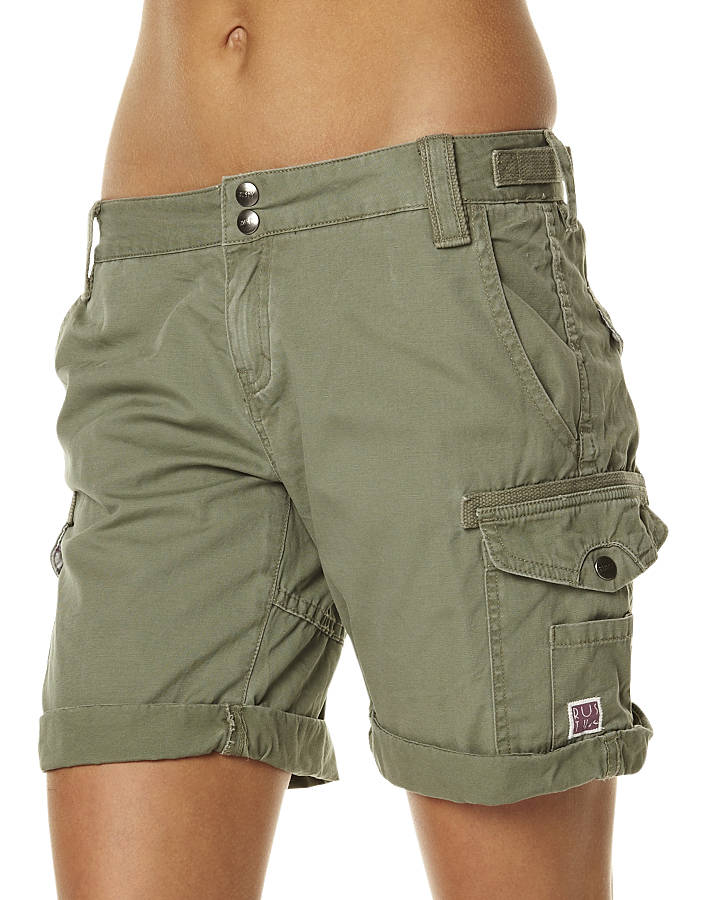 How to Wear Cargo Shorts for Women