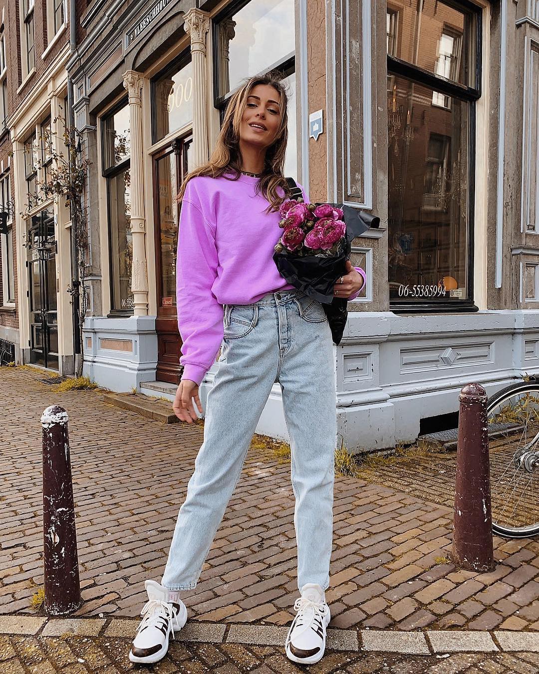 Pastel purple sweater, normal jeans and sneakers Sporty normcore for spring 2021